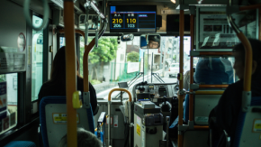 バスは「顔」だけで乗る時代へ? 東京都、路線バスで顔認証キャッシュレス決済を検証