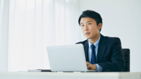 打刻漏れゼロへ！「0.2秒の顔認証」が変える勤怠管理