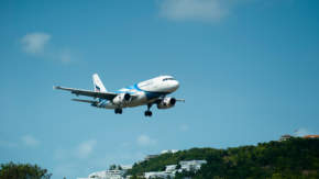 その荷物、機内？預け？ 空港で慌てないための「危険物」徹底ガイド。モバイルバッテリー・ヘアアイロンの“160Whの壁”と、絶対NGな品目は？