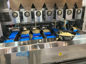 4人作業を1人へ！　中西製作所が75％省人化した茹麺計量盛付ロボットとは
