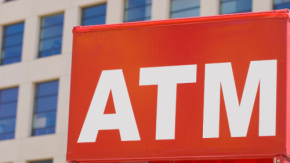 【コンビニ共同インフラの新章】ファミリーマートがセブン銀行とATM設置契約を締結