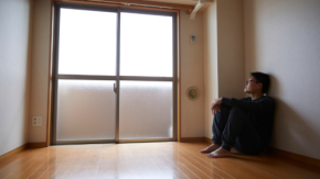 「宅内癒やし」のひとり暮らし vs 「推し活・買い物」の実家暮らし。ストレス対処法に見る住まいの価値