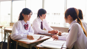 「持っていない方が少数派」のリアル。中学生のスマホ普及率87.2%が変える2026年の放課後カルチャー