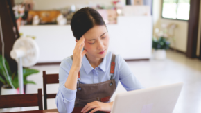 目標達成店舗が続出！シフト作成や人員補充のストレスから解放され、店長の負担を減らす現場マネジメント術