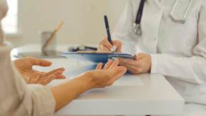 投資するのに月3万未満?ブルーバンクが暴く孤独な経営者の健康事情
