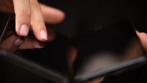 普通のスマホに8割がストレス!? 2人に1人が狙う最新折りたたみスマホが大ヒットしている理由