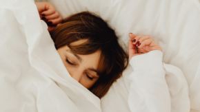 スマホは睡眠の敵ではない？客観データが暴く「ベッドでのスマホ使用」と睡眠時間の意外な関係