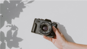 「集合写真で自分だけ写れない…」を卒業！AirPodsをワイヤレスシャッターにする知的な裏ワザ