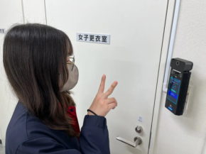 ピースをしたら出退勤が完了!? NECが提供する顔認証×ジェスチャー操作が変える勤怠管理とは