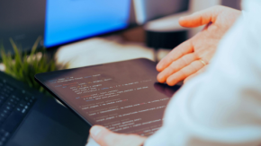 古いシステムを自動で現代のプログラムに書き換える！富士通の最新マルチAI移行サービスとは？