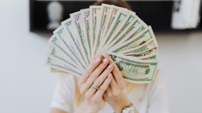 100万円ごとに1,000円の現金ボーナス!? 最大10万円まで戻ってくる、夏のボーナスを賢く増やす最新の定期預金活用術