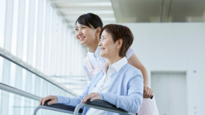 夜勤の対応力が35%向上!介護の人手不足を突破する「AIが自ら動く」業務改革とは