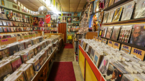 「お店でかかってるこの曲、誰の？」を秒で特定するステルスボタン
