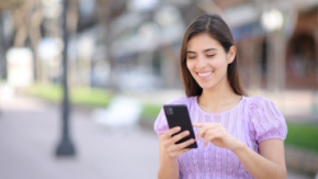 スマホを見ると目が疲れる…！Webもニュースも「指2本」で音読させる爆速朗読ハック