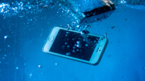 お風呂や水に落としたスマホ、音が割れたらコレ！『音波の振動』で水滴を弾き飛ばす方法！