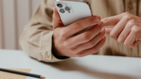 【iPhone便利機能】手動切り替えの手間はゼロ！目的地に着くだけでマナーモードになる「集中モード」活用術