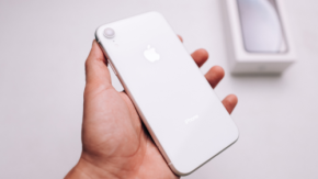 「一番上に戻るのめんどくさい！」iPhoneの『画面の上』をトントン叩くだけで一瞬でトップに戻る神ワザ