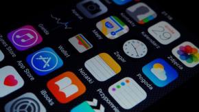 【デスクが激変】充電中に横向きで置くだけ！iPhoneが卓上時計やカレンダーに変身する「スタンバイ」