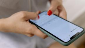 【夜道や帰宅も安心】目的地に着いたら自動でお知らせ！iPhoneの家族見守り機能「チェックイン」