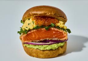 2000円でレアカツサーモンエッグサンドが期間限定発売！イクラを好きなだけ乗せ放題も可能