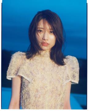 女優・タレント河北彩伽さん写真集！ヌード写真とは一線を画しアート感の強い衣装着こなす