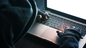 法人狙う「ニセ社長詐欺」が急増？ 警察庁が注意喚起、SNS招待と即時送金がキーワード
