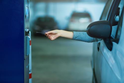 コインパーキング「1日最大600円」に3日駐車し“合計1800円”のつもりが…まさかの「1万2000円」の請求にショック！ 計算は「最大料金×日数」じゃない!? 高額になる理由とは