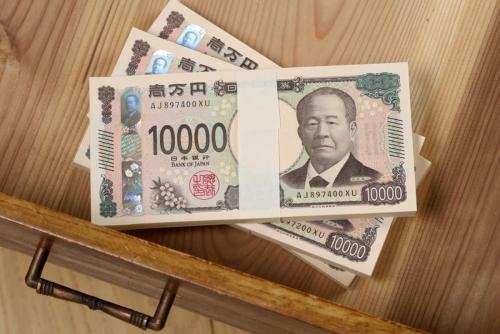 父の死後、自宅から「現金300万円」が見つかりました。母は「銀行に入れないで生活費として使えばいい」と言いますが、現金のまま使えば相続税は申告しなくてもよいのでしょうか?
