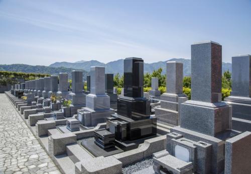 昨年、義母が亡くなりました。まだお墓がなく、これから建てる予定です。お墓は誰が費用を負担するものなのでしょうか? 兄弟で分けるのが一般的ですか?