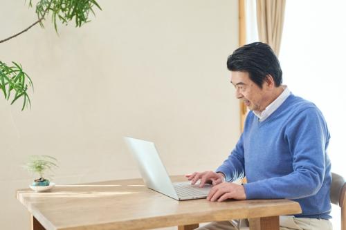 定年後、会社から「年収250万円」で再雇用を提案されました。アルバイトでも同じくらい稼げそうですが、再雇用で会社員を続けるメリットはあるのでしょうか?
