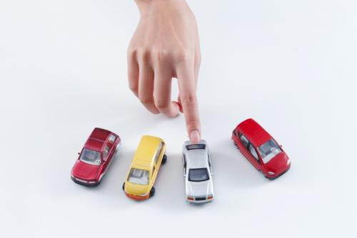 「月々1万9800円」のカーリースを検討しています。一方で「200万円」の車を購入する案もありますが、長く乗るならどちらを選ぶべきなのでしょうか?