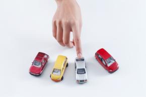 「月々1万9800円」のカーリースを検討しています。一方で「200万円」の車を購入する案もありますが、長く乗るならどちらを選ぶべきなのでしょうか？