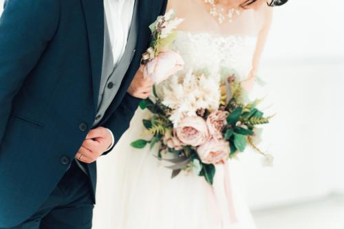 父は年収1000万円、結婚を考えている彼は年収500万円です。彼と結婚したらお金で苦労するでしょうか。年収500万円で子育てをするのは厳しいですか？