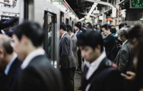 朝の通勤ラッシュで「普通車」が満員に。やむなく「グリーン車」の車両間通路に立っていると、追加料金を求められてビックリ！ 座席には座っていないのに、“グリーン料金”を払う必要があるのでしょうか？