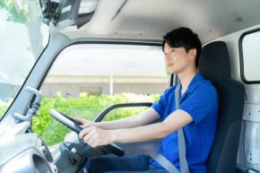 トラック運転手は給料がいいと聞きます。4トントラックなら、月収や年収はどのくらいもらえるものなのでしょうか？ 免許があれば社会人未経験でも就職できますか？