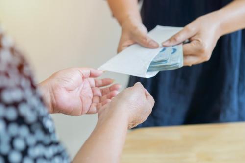 年金暮らしの両親宅へ家族5人で帰省。「食費として3万円お願い」と言われ、実家なのにと少しモヤモヤ…。帰省時の食費は、子ども側が負担するのが一般的なのでしょうか？