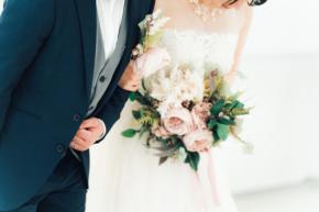 父は年収1000万円、結婚を考えている彼は年収500万円です。彼と結婚したらお金で苦労するでしょうか。年収500万円で子育てをするのは厳しいですか？