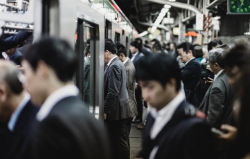 朝の通勤ラッシュで「普通車」が満員に。やむなく「グリーン車」の車両間通路に立っていると、追加料金を求められてビックリ! 座席には座っていないのに、“グリーン料金”を払う必要があるのでしょうか?