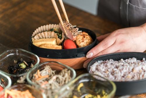 妻が節約のために毎日お弁当を作ってくれています。食材費やガス代まで考えると、本当に節約になっているのか気になります。手作り弁当は、1食いくらくらいなら節約になっていると言えるのでしょうか?