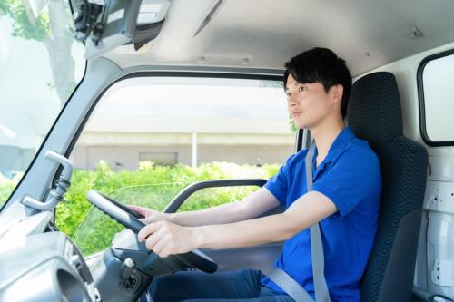トラック運転手は給料がいいと聞きます。4トントラックなら、月収や年収はどのくらいもらえるものなのでしょうか？ 免許があれば社会人未経験でも就職できますか？
