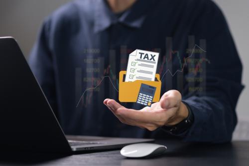 父からもらった「80万円」を銀行に入金したところ、窓口で「お金の出どころ」を聞かれて不安に…。「110万円以下」なら贈与税はかからないはずですが、それでも税務署に情報が伝わることはあるのでしょうか?