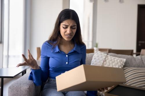 定価「10万円」のブランド品をフリマアプリで「5万円」で購入! お得だと思っていたのに、届いたのは商品説明とは違うサイズでショック…。出品者は「返品不可」と言いますが、商品説明と異なる場合でも諦めるしかないのでしょうか?