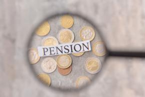 67歳で年金を受け取りながら働いていますが、今月だけ「賞与」が支給されました。給与とボーナスが増えたことで、翌月から年金が減らされることはあるのでしょうか？