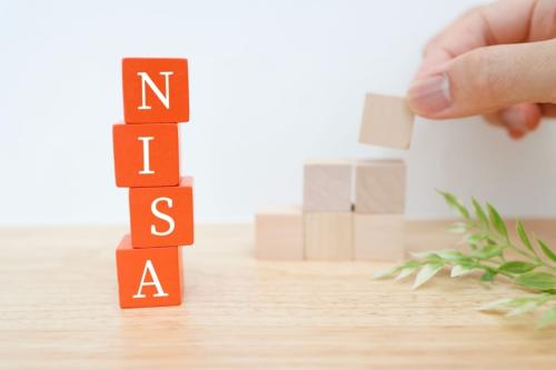 毎月NISAに「オルカン5万円」積み立て中。夫が「暴落時に価格が上がるから債権ETF2万円+オルカン3万円が安心」と言いますが“将来的なリターン”が低くないか心配です…「オルカン1本」は危険でしょうか?