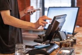 個人経営の店で少額の買い物をカード払いすると、友人から「現金にしなよ。お店がかわいそう」と言われました…。クレジットカードを使うと、店側はそんなに損をするのでしょうか？
