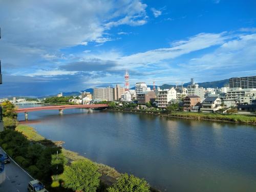 【高知県=陸の孤島!?】「ドン・キホーテ」「東横イン」…なぜ高知は“大手チェーン”にとって「47都道府県制覇の最後」になるのか―“出店のハードルが高い”とされる理由を在住ライターが解説