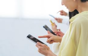家族4人のスマホの通信費は月「2万8000円」。使うデータ量は1人ずつ違いますが、全員を同じ会社のプランにまとめるほうが安くなるのでしょうか？