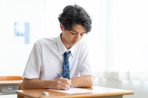突然“息子の高校”から「授業料の請求書」が届きビックリ！「高校無償化」のはずがナゼ？ 夫は「年収600万円」から一切上がってないのに“対象外”になったのでしょうか？ 確認すべきポイント
