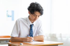 突然“息子の高校”から「授業料の請求書」が届きビックリ！「高校無償化」のはずがナゼ？ 夫は「年収600万円」から一切上がってないのに“対象外”になったのでしょうか？ 確認すべきポイント