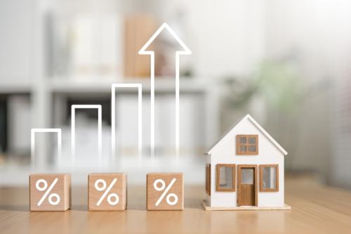 「4000万円」の住宅ローンを変動金利「0.8％」で返済中。同僚から「これから金利が上がったら負担も増えるよ」と言われて不安に…。仮に「1.0％」になると毎月いくら増える？ 固定金利への切り替えはいつ検討すべきなのでしょうか？